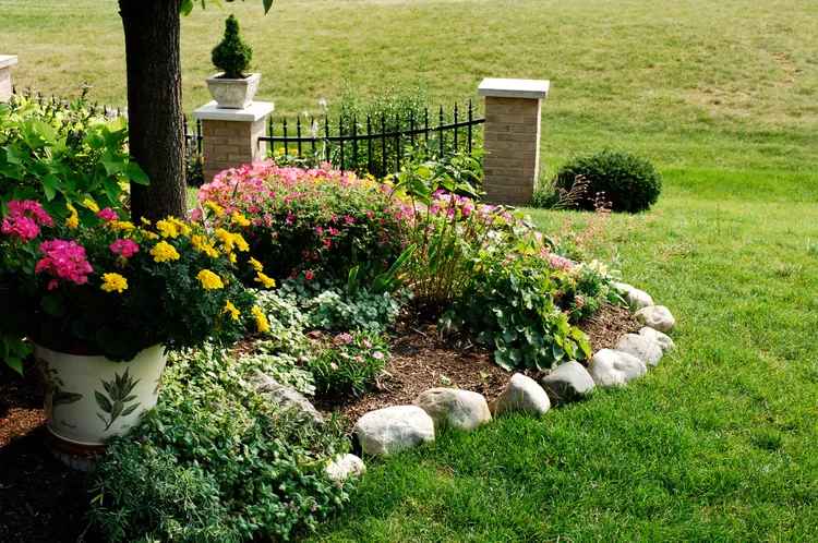 25 Creative Garden Edging Ideas to Beautify Your Yard on a Budget